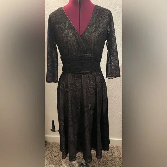 Black velvet with gold underlay Maggy London cocktail dress - Picture 1 of 5